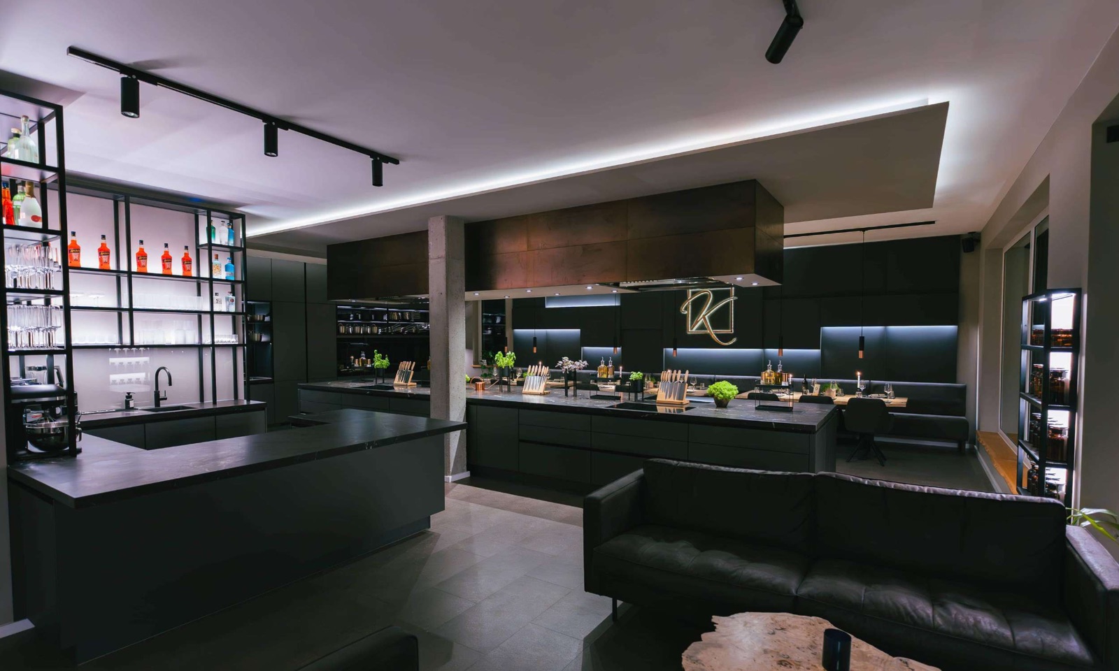 Kochstudio mit Bar und Lounge